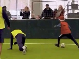 Sao Chelsea thành 'trò hề' trước tài năng của cầu thủ nhí