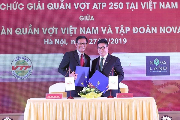 Ông Bùi Xuân Huy, Tổng giám đốc Novaland (bên phải) ký thỏa thuận hợp tác với VTF.