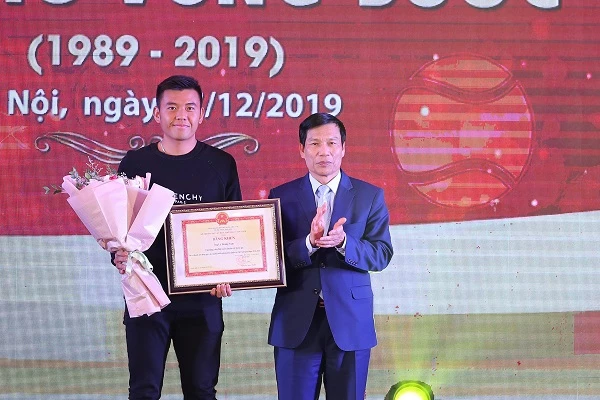 Tay vợt Lý Hoàng Nam được Bộ trưởng Bộ Văn hóa, Thể thao và Du lịch tặng Bằng khen của Thủ tướng Chính phủ.