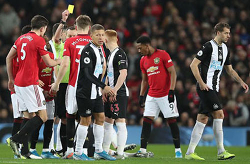 McTominay nhận thẻ vàng nhanh nhất lịch sử Ngoại hạng Anh 