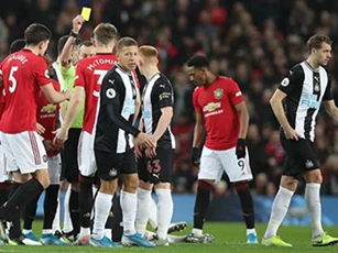 McTominay nhận thẻ vàng nhanh nhất lịch sử Ngoại hạng Anh