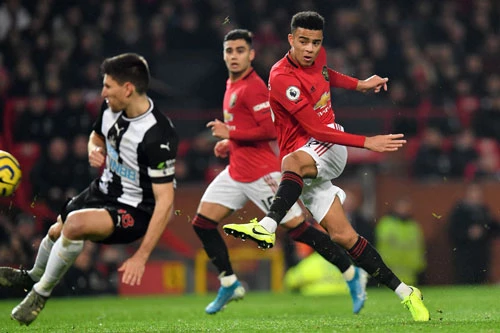 Mason Greenwood dứt điểm nâng tỷ số lên 2-1. Ảnh: Getty.