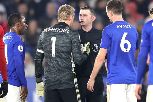 Thủ thành Leicester gọi trọng tài là người hùng của Liverpool sau trận thua thảm
