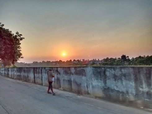 Háo hức chụp ảnh hoàng hôn, nhìn lại phát hiện điều kinh dị