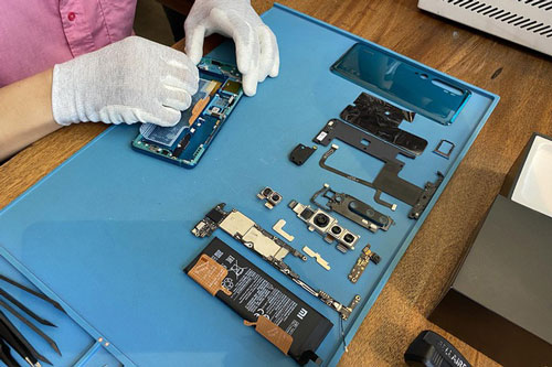 Mổ bụng smartphone camera khủng nhất tại Việt Nam