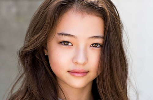 Cô bé được mệnh danh mẫu nhí đẹp nhất thế giới càng lớn càng đẹp khiến không ai có thể rời mắt