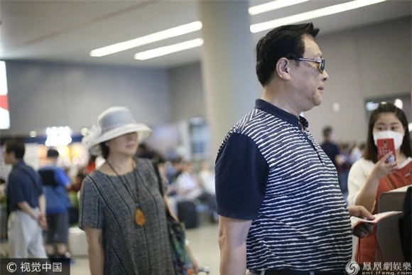 Ông xuất hiện tại sân bay sau chuyến du lịch cùng vợ. Dù đã lớn tuổi nhưng Đường Quốc Cường vẫn được nhiều người hâm mộ nhận ra và xin chụp ảnh.