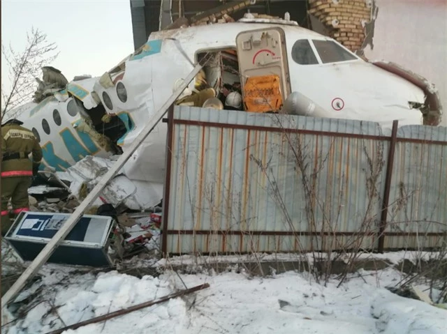 Máy bay chở 100 người rơi tại Kazakhstan - 4