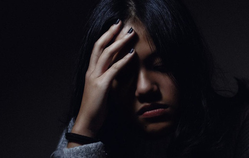 Tôi vừa ngỏ ý muốn cầm một nửa số tiền lương, mẹ chồng đã đập đũa xuống mâm rồi hỏi lại 3 câu khiến tôi á khẩu chỉ có thể cúi gằm mặt xuống