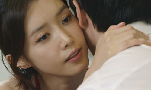 Nghe tiếng rú thất thanh của ô sin, tôi hoảng hốt lao vào, ai ngờ chết điếng trước cảnh chồng và cô ta...