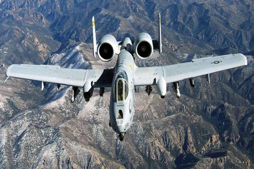 Máy bay tấn công A10 Warthog, là máy bay tấn công mặt đất duy nhất hiện nay được Không quân Mỹ quyết định kéo dài thời gian phục vụ; Trước sự xuất hiện của nhiều loại máy bay chiến đấu đa nhiệm, nên vai trò của các loại máy bay cường kích trong Quân đội Mỹ đã dần được thay thế bởi các máy bay chiến đấu đa nhiệm như F15E và F16, và gần đây nhất là máy bay chiến đấu thế hệ 5 F35.