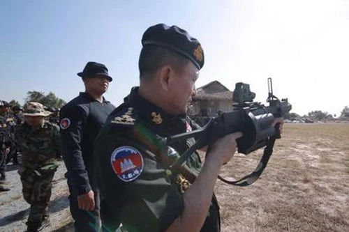 Một số lượng lớn súng phóng lựu ổ đạn xoay do Trung Quốc sản xuất đã xuất hiện trong biên chế của quân đội Campuchia, các súng phóng lựu này hiện tại đang được trang bị cho lực lượng đặc biệt thuộc Hiến binh Hoàng gia Campuchia. Nguồn ảnh: Sina.