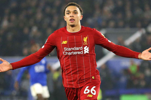 Van Dijk và Alexander-Arnold được dân mạng ca ngợi sau hành động đẹp ở Leicester