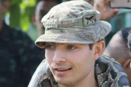 Con trai 'Mr. Bean' quấn trăn quanh cổ tại tập trận Báo Vàng ở Thái