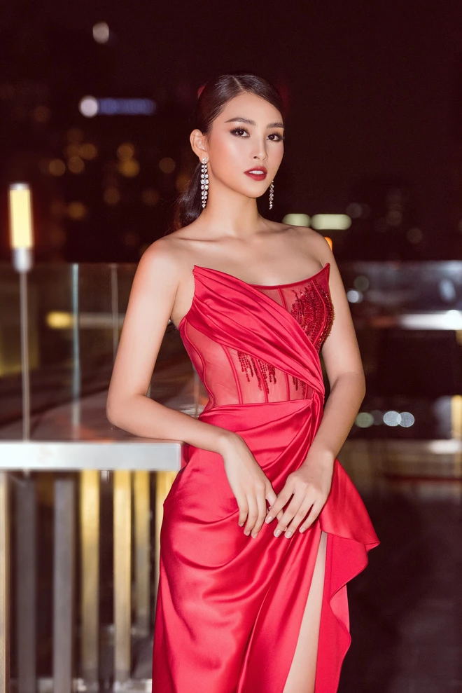 Hoa hậu Tiểu Vy chọn trang phục sắc đỏ nổi bật xuất hiện tại một sự kiện mới đây.