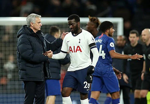 Jose Mourinho và Tanguy Ndombele.