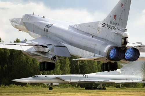 Theo thông tin vừa được trang Debka của Israel cung cấp, các máy bay ném bom tầm xa của Nga, bao gồm cả oanh tạc cơ siêu âm Tu-22M3 đã được phát hiện có mặt ở Iran.