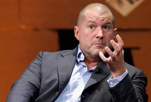 Jony Ive là nhà thiết kế đằng sau những sản phẩm mang tính biểu tượng của Apple. Không hề quá khi nói rằng Ive đóng vai trò rất lớn giúp Apple thành công như hiện nay. "Anh ấy có quyền lực điều hành lớn hơn bất cứ ai khác, trừ tôi", cố CEO Steve Jobs từng chia sẻ về Ive.