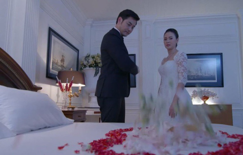 Đêm tân hôn chú rể say khướt trở về phòng cười gằn và bảo "anh đã cưới... mẹ em rồi", cô dâu liền ba chân bốn cẳng chạy ngay về nhà mình