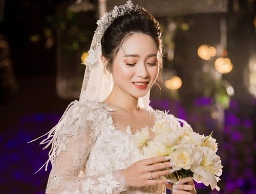 Vlogger xinh xắn mất 1 năm chuẩn bị cho đám cưới như cổ tích