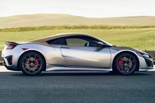 1. Acura NSX 2019 (thời gian tăng tốc từ 0-96 km/h: 2,7 giây).