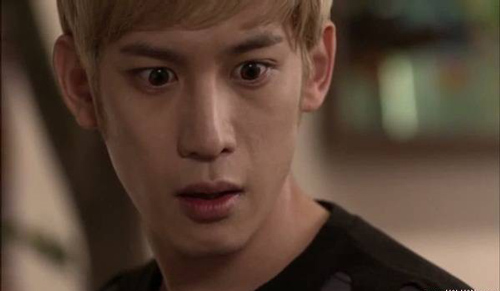 Háo hức chờ đêm tân hôn mặn nồng, tôi lạnh người thấy vợ bước ra từ cửa nhà tắm với thứ đó trên người