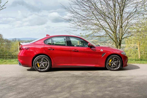 3. Alfa Romeo Giulia Quadrifoglio 2019 (thời gian tăng tốc từ 0-96 km/h: 3,8 giây).