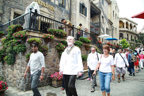 Khách quốc tế đến Việt Nam cán mốc lịch sử 18 triệu lượt