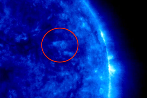 Bí ẩn vật thể dị dạng di chuyển trên bề mặt Mặt trời