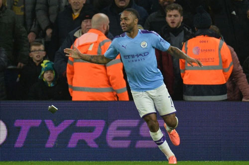 Wolves 3-2 Man City: Sterling bị CĐV ném bình kim loại khi ăn mừng bàn thắng