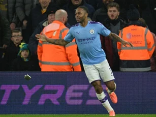 Wolves 3-2 Man City: Sterling bị CĐV ném bình kim loại khi ăn mừng bàn thắng