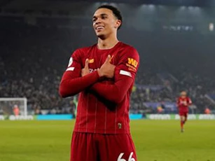 Alexander-Arnold copy pha ăn mừng và kêu gọi Mbappe tới Liverpool