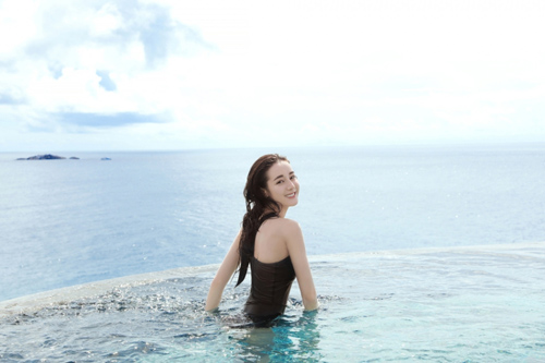 Đẳng cấp Địch Lệ Nhiệt Ba: Chỉ diện bikini cũng đẹp như tiên nữ, phô diễn nhan sắc và đường cong tuyệt mỹ