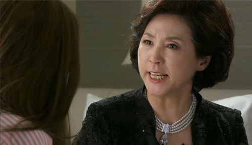 Chồng mải cờ bạc không đưa vợ đi đẻ, thế mà mẹ chồng vẫn nói được câu này