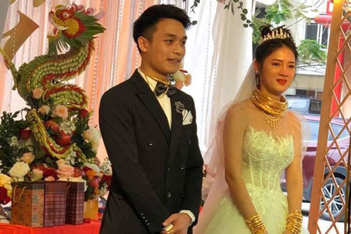 Cô dâu Cao Bằng đeo kiềng vàng cộm cổ, nhẫn phủ đầy tay kín tiếng sau một tháng cưới chồng