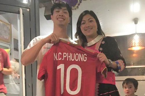 Cô gái H’Mông Lò Thị Mai khoe được Công Phượng tặng áo đấu tại Bỉ cùng dòng chia sẻ đặc biệt