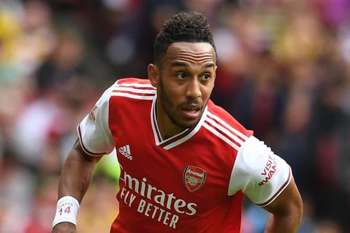 Arsenal cân nhắc bán Aubameyang. Ở mùa giải này, tiền đạo Pierre-Emerick Aubameyang là một trong những cầu thủ ghi nhiều bàn nhất cho Arsenal. Tuy nhiên, “Pháo thủ” vẫn muốn bán anh để thu về một khoản tiền lớn. Được biết, nguyên nhân dẫn tới việc này là do Aubameyang không muốn gia hạn hợp đồng với đội bóng.