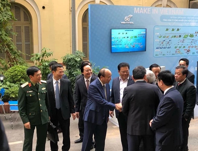 Thủ tướng Nguyễn Xuân Phúc và lãnh đạo các bộ, ngành tham quan gian trưng bày các sản phẩm công nghệ bên lề Hội nghị triển khai kế hoạch năm 2020 của Bộ TT&TT.