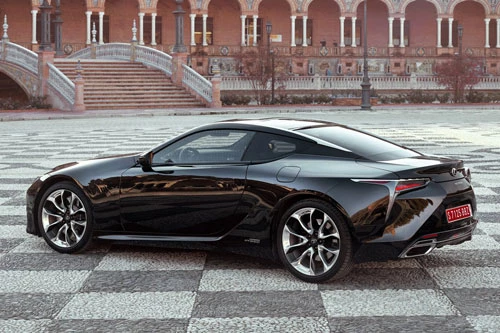 =8. Lexus LC 500h 2019 (thời gian tăng tốc từ 0-96 km/h: 4,7 giây).