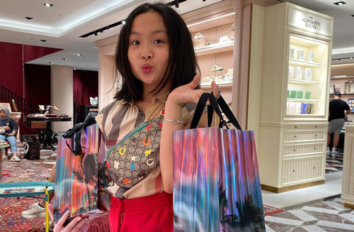 Con gái thứ hai của Phượng Chanel gây bão với phong thái xách túi shopping chuẩn rich kid, đúng là không đùa được với nhà giàu