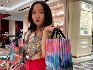 Con gái thứ hai của Phượng Chanel gây bão với phong thái xách túi shopping chuẩn rich kid, đúng là không đùa được với nhà giàu