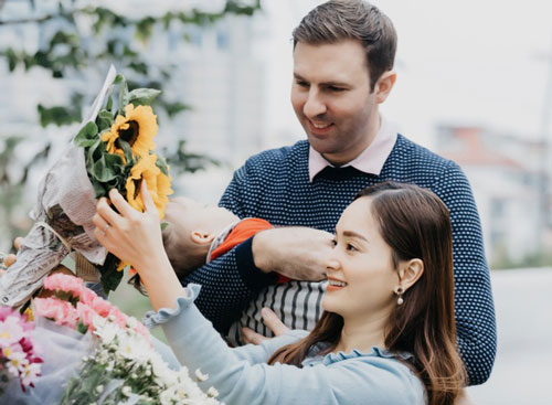 Lan Phương được chồng ngoại quốc hôn đắm đuối khi đi chợ Việt sắm Tết Tây