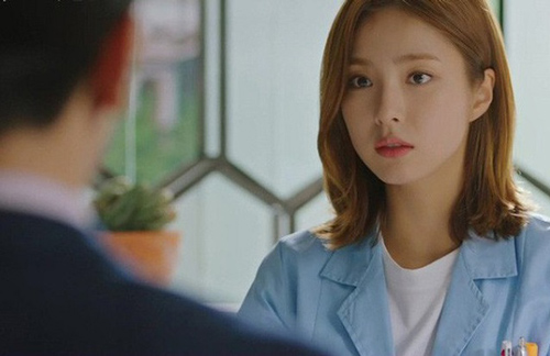 Đưa nhân tình đi đẻ, ông chồng lăng nhăng tái mặt khi bác sĩ mổ đẻ chính là em vợ tiết lộ về đôi mắt đặc biệt của em bé