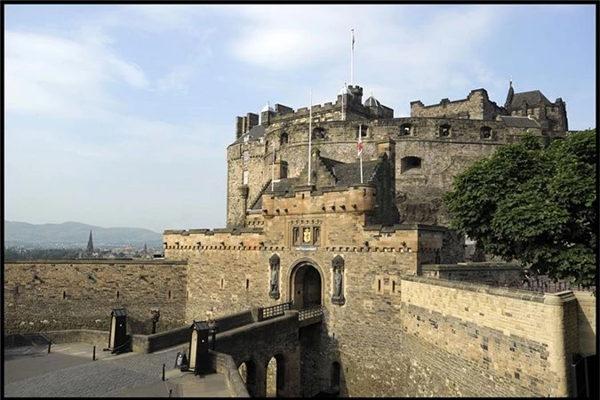 Ngoài tiếng kèn, không ít người còn nghe thấy tiếng trống kỳ lạ phát ra từ lâu đài Edinburgh.