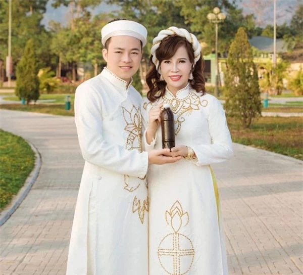 Cô dâu Thu Sao cùng chồng trẻ đi chụp lại ảnh cưới, dân mạng chú ý đến chi tiết này - 3