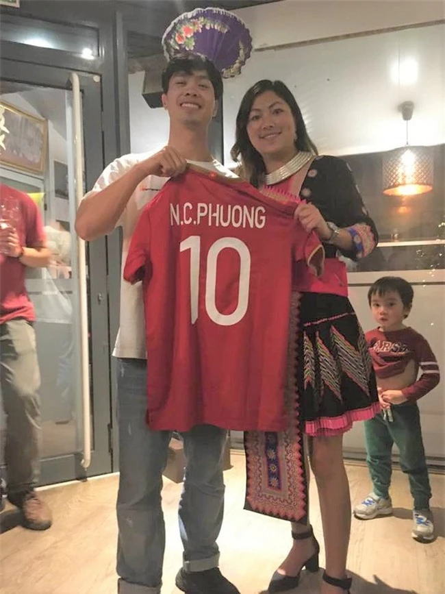 Cô gái H’Mông Lò Thị Mai được Công Phượng tặng áo đấu tại Bỉ - Ảnh 1.