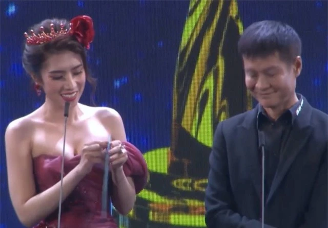 Hoa hậu Dương Yến Nhung ngượng đỏ mặt vì đọc nhầm tên người đoạt giải thành từ nhạy cảm - 1