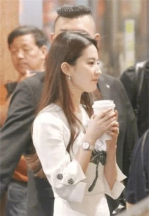 Ngất ngây với khoảnh khắc Lưu Diệc Phi vừa đi đường vừa uống trà sữa, netizen không khỏi cảm thán đúng là "đẹp như chụp họa báo" - Ảnh 4.