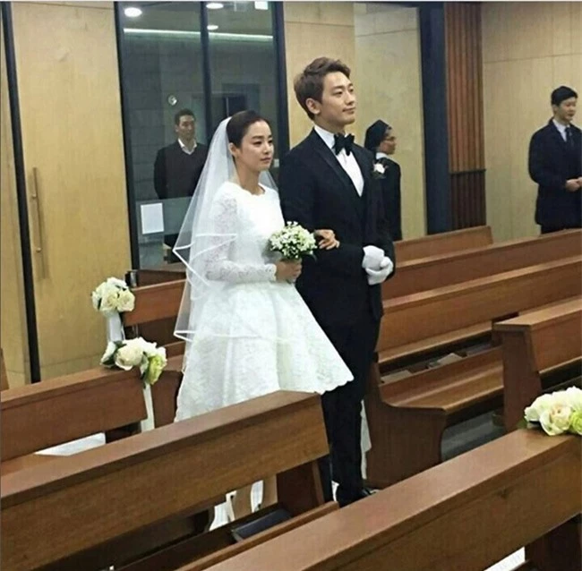 Lộ hình ảnh hiếm hoi của Bi Rain và Kim Tae Hee trong đám cưới em trai - Ảnh 3. Lộ hình ảnh hiếm hoi của Bi Rain và Kim Tae Hee trong đám cưới em trai - Ảnh 3.