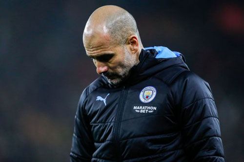Pep Guardiola ‘tung cờ trắng’ trong cuộc đua vô địch với Liverpool
